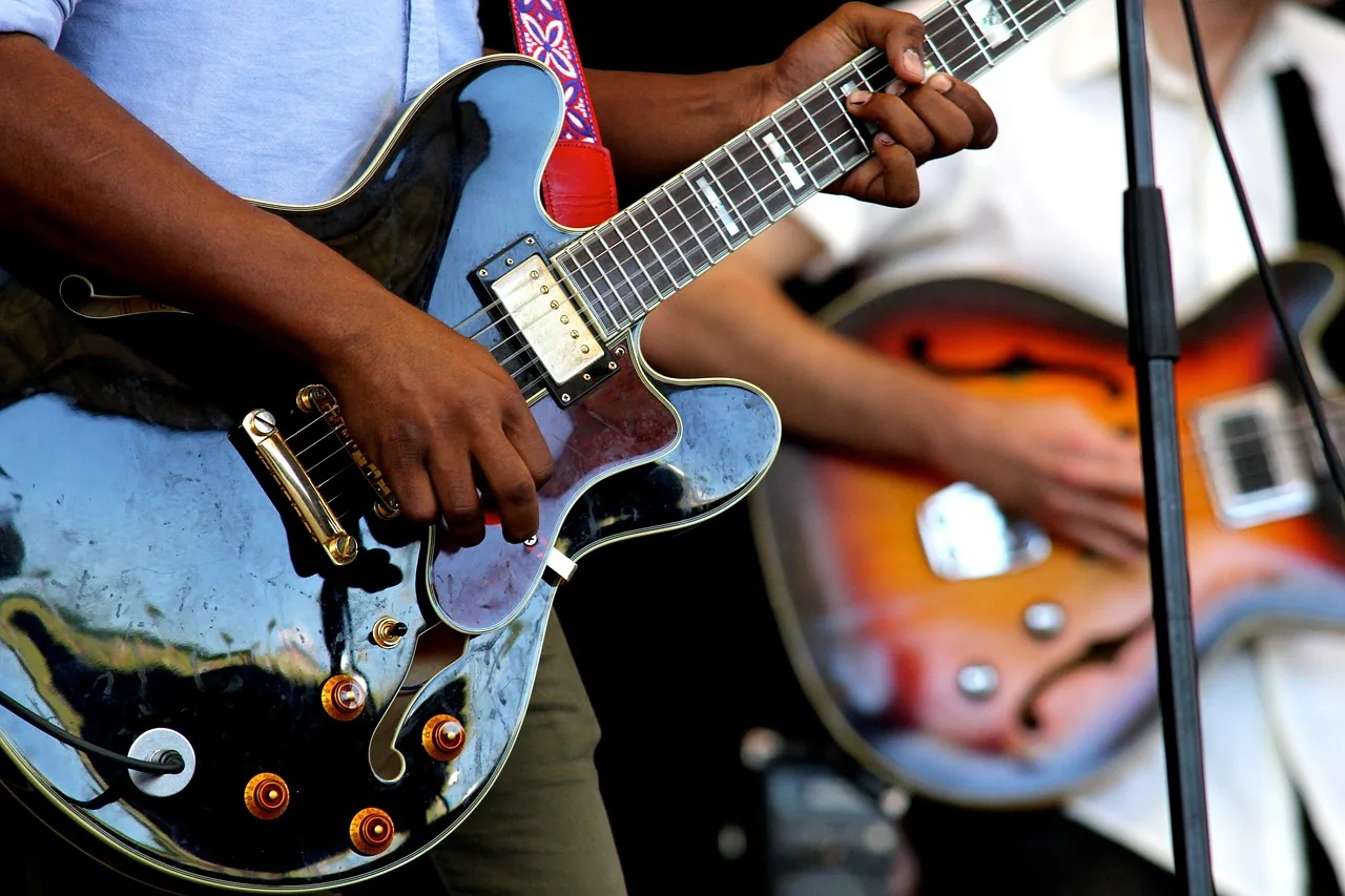 Guitaristes jouant ensemble sur scène Guitaristes jouant ensemble sur scène