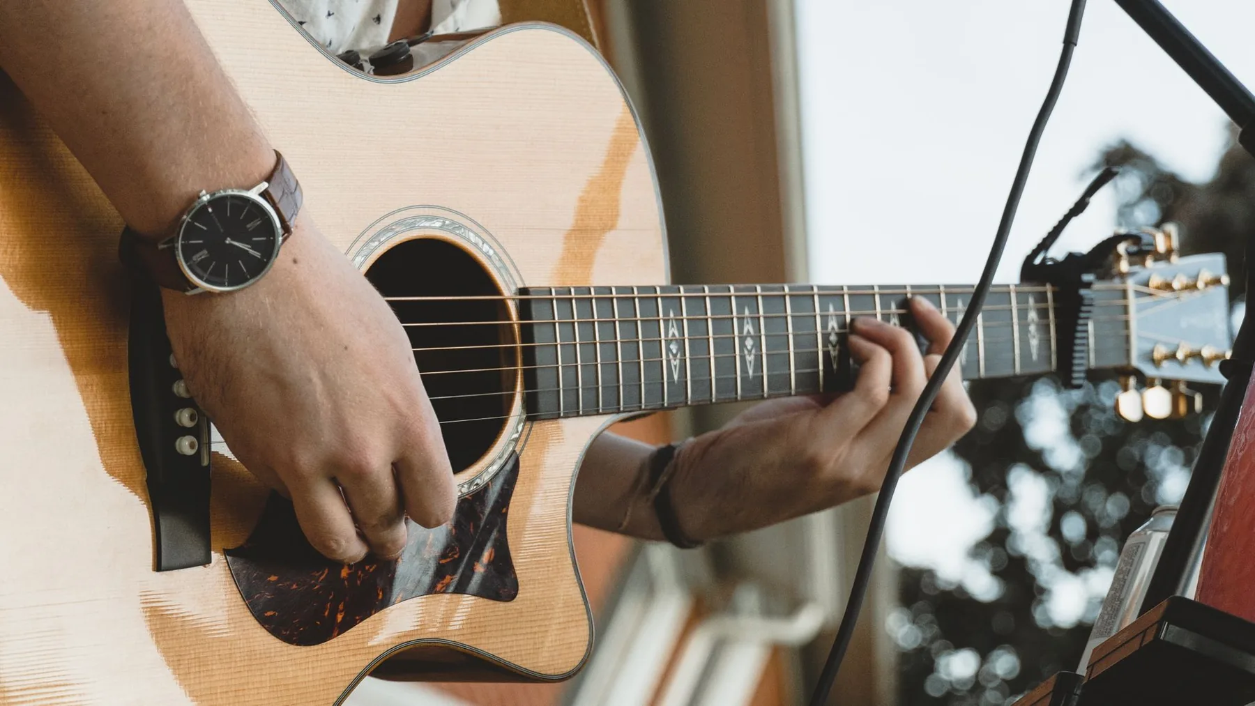 Musicien jouant de la guitare acoustique Musicien jouant de la guitare acoustique