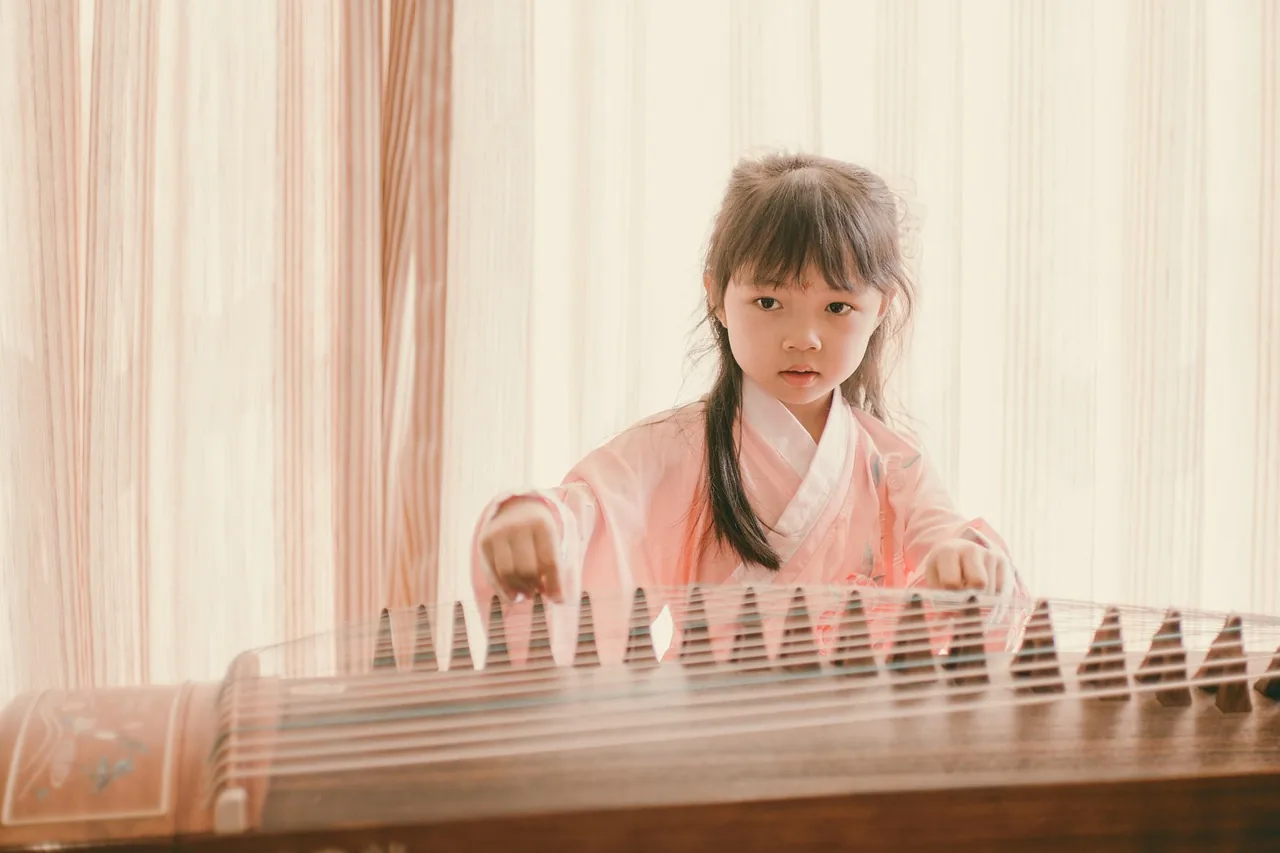 Enfant apprenant la musique traditionnelle chinoise Enfant apprenant la musique traditionnelle chinoise