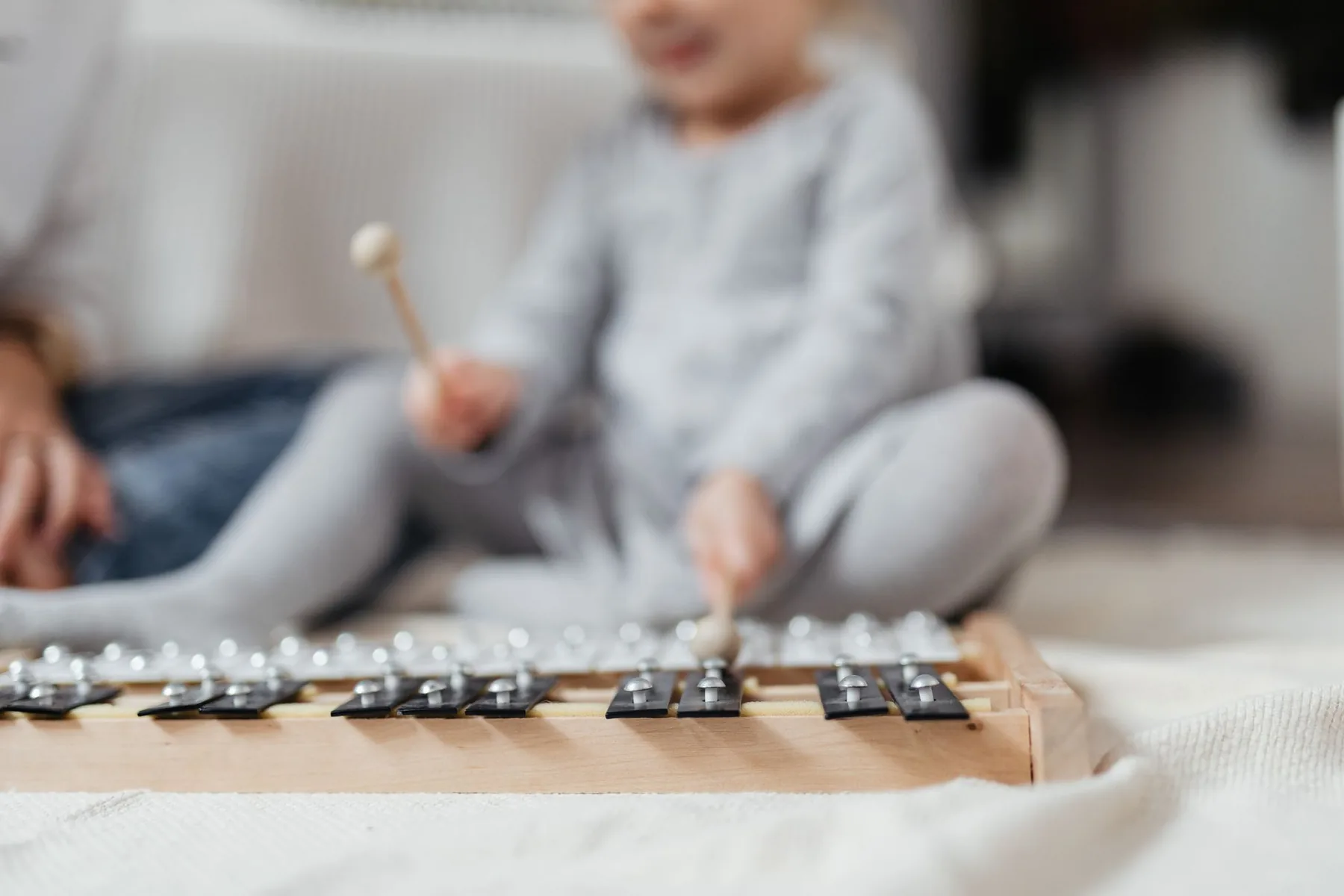 Enfant jouant du métallophone en classe Enfant jouant du métallophone en classe