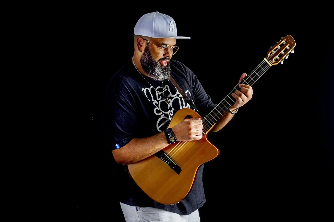 Guitariste acoustique en studio noir
