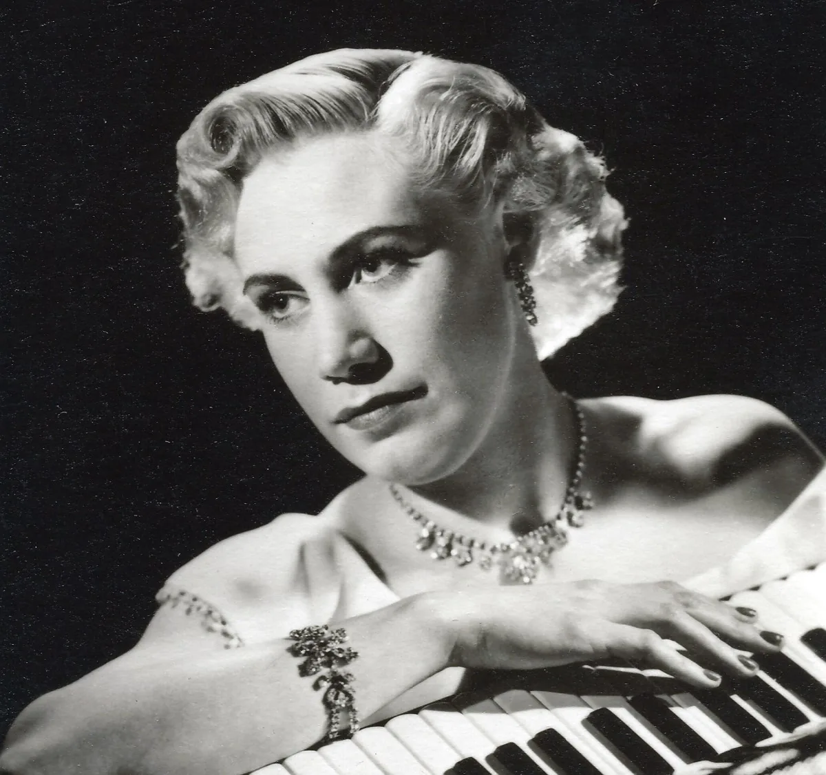 Musicienne historique au clavier de piano