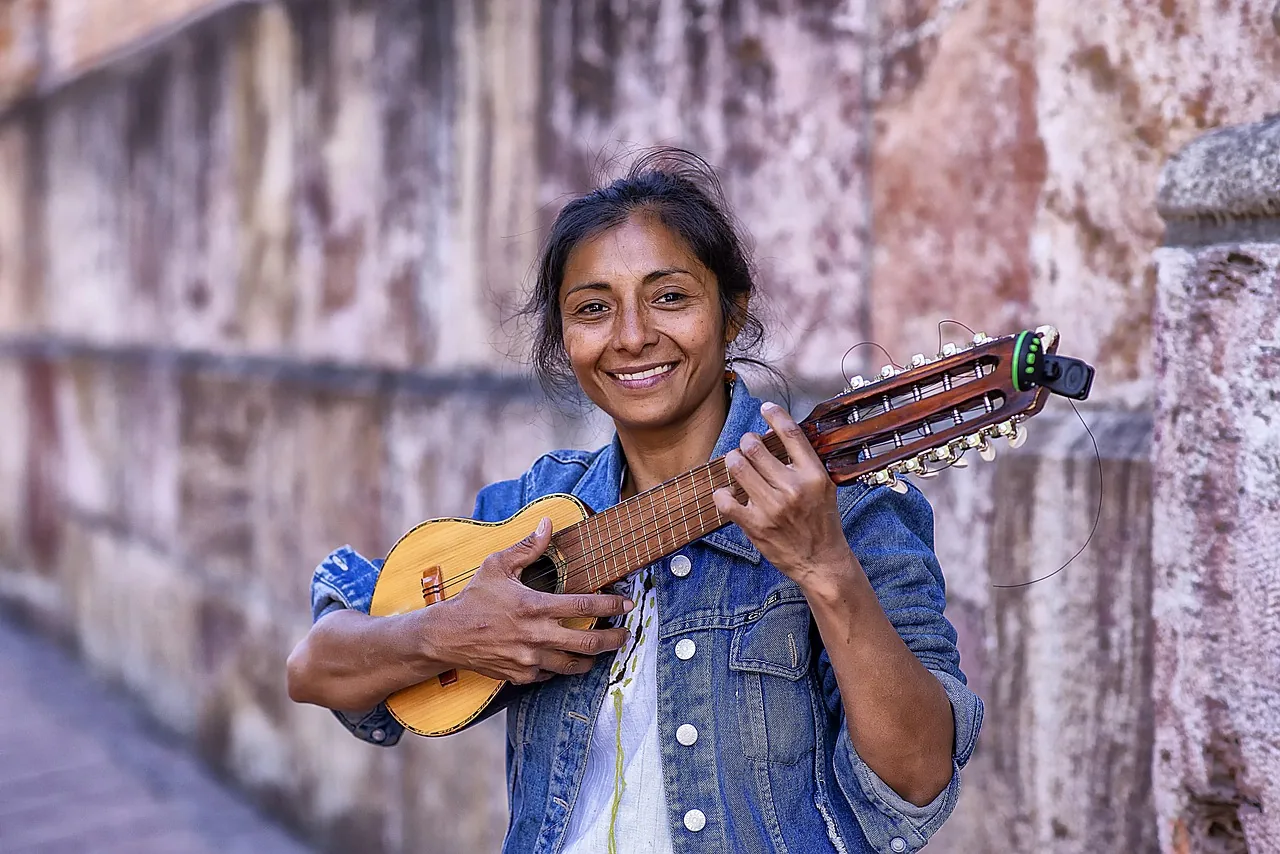 Musicienne folk jouant d’un instrument traditionnel Musicienne folk jouant d’un instrument traditionnel