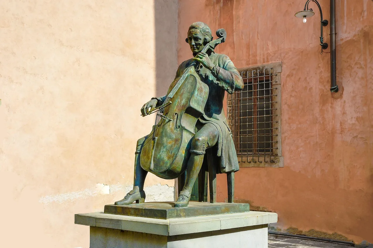 Statue de musicien jouant du violoncelle Statue de musicien jouant du violoncelle