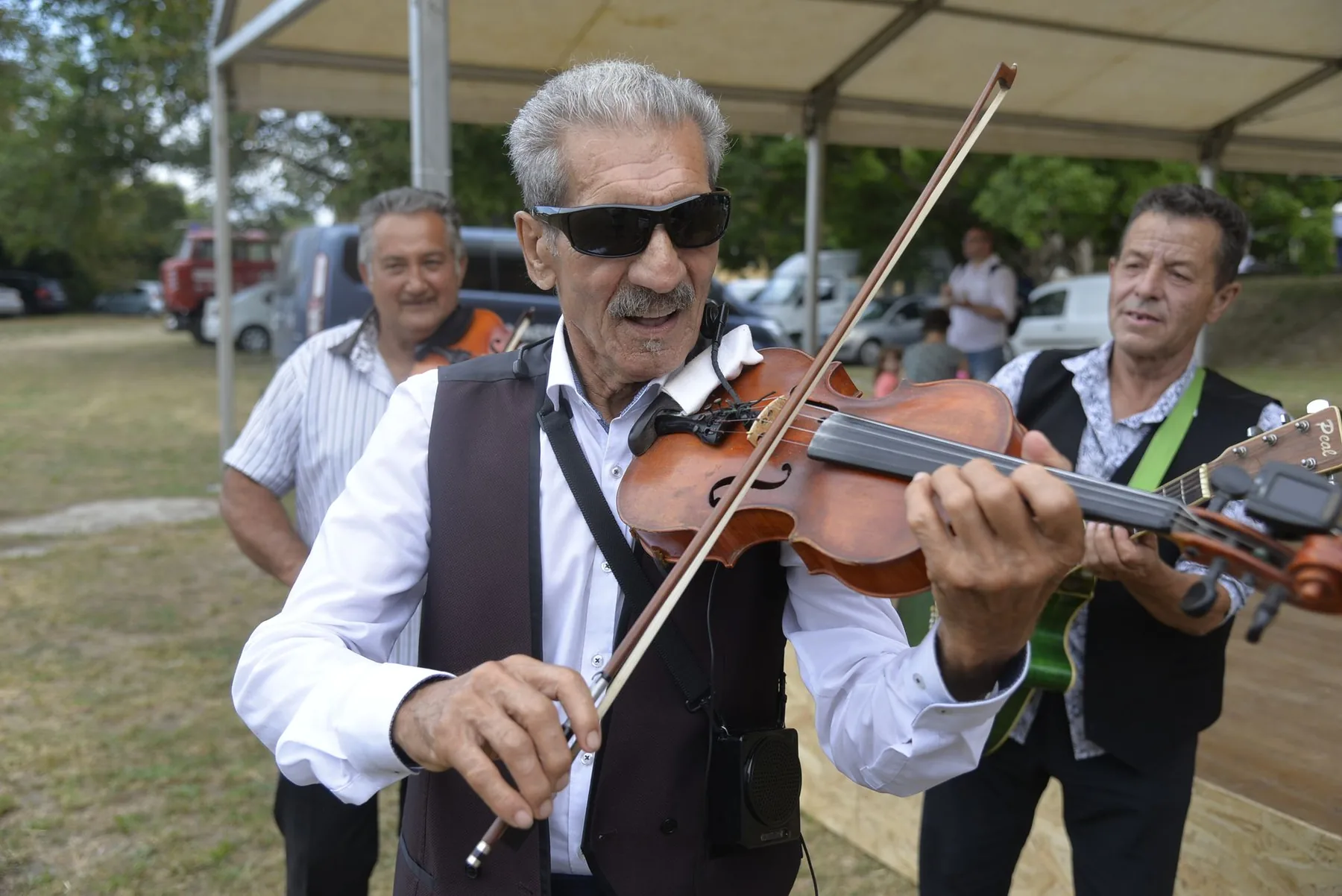 Violoniste folk jouant avec son groupe Violoniste folk jouant avec son groupe