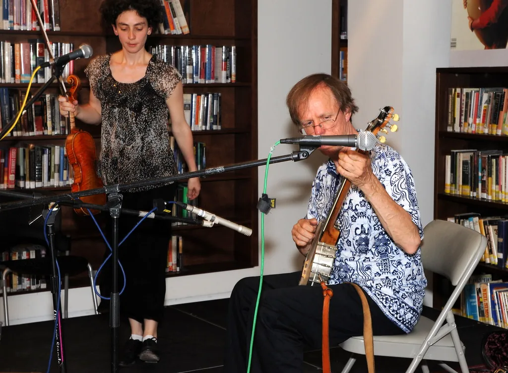 Folk duo with a banjo and violin