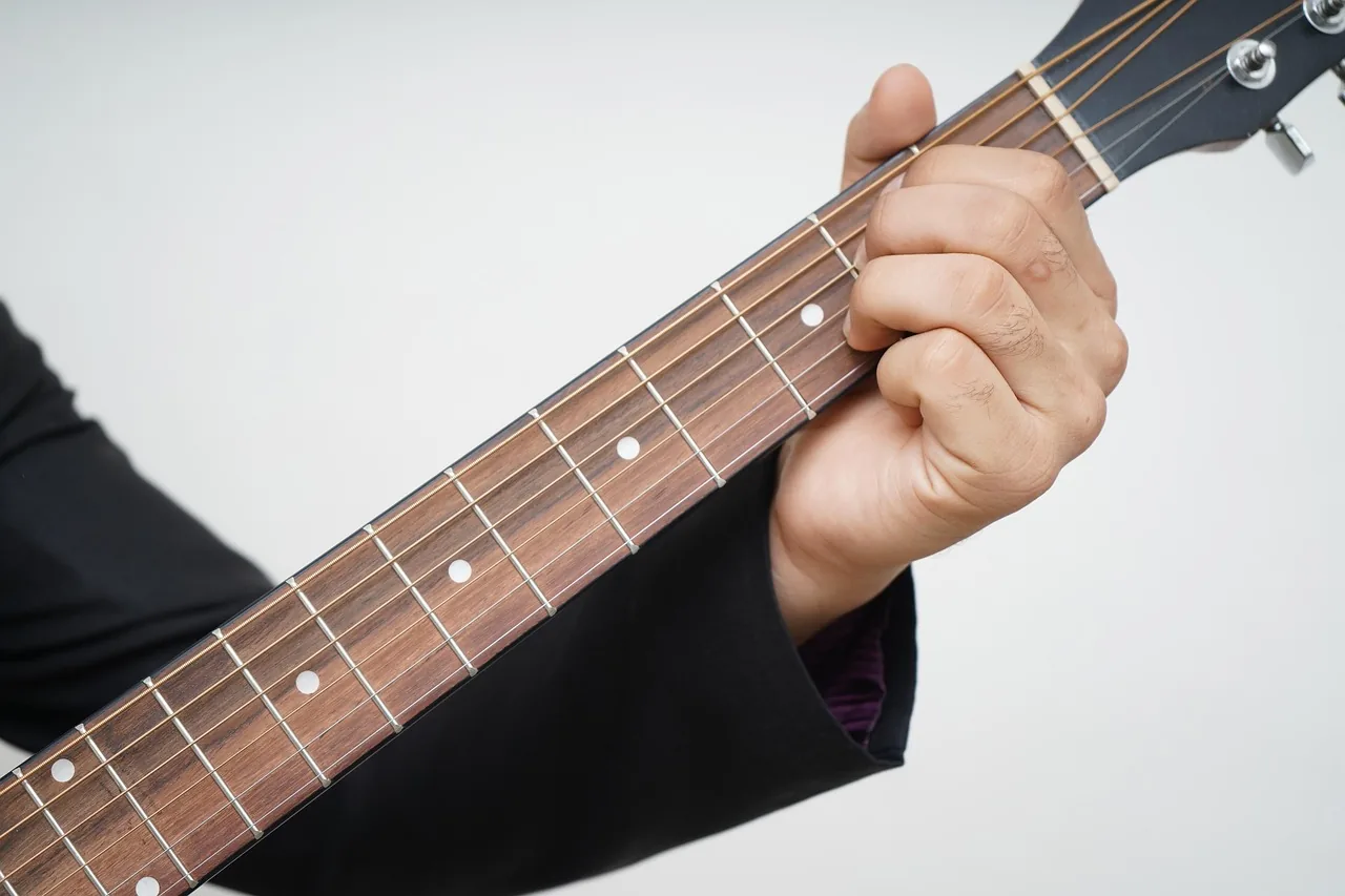 Musicien jouant de la guitare acoustique Musicien jouant de la guitare acoustique