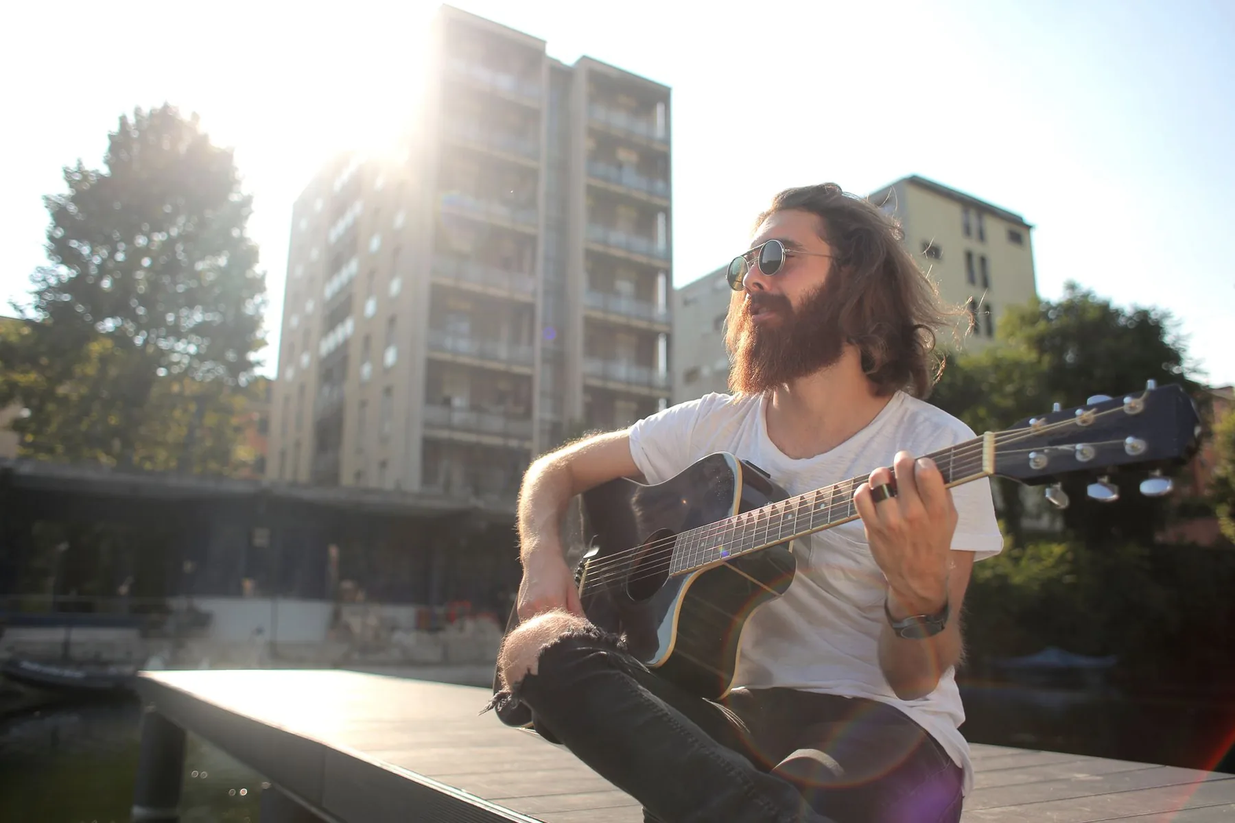 Guitariste folk jouant en plein air Guitariste folk jouant en plein air