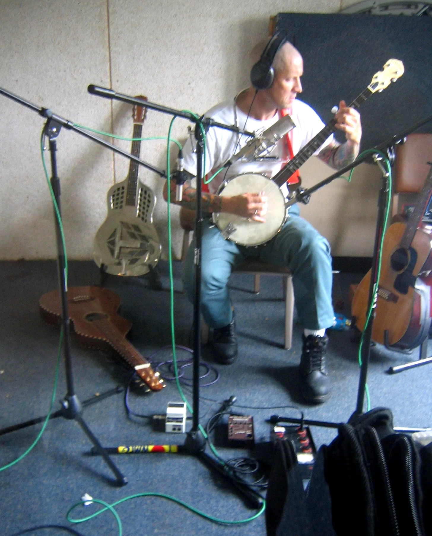 Musicien folk jouant du banjo en studio Musicien folk jouant du banjo en studio