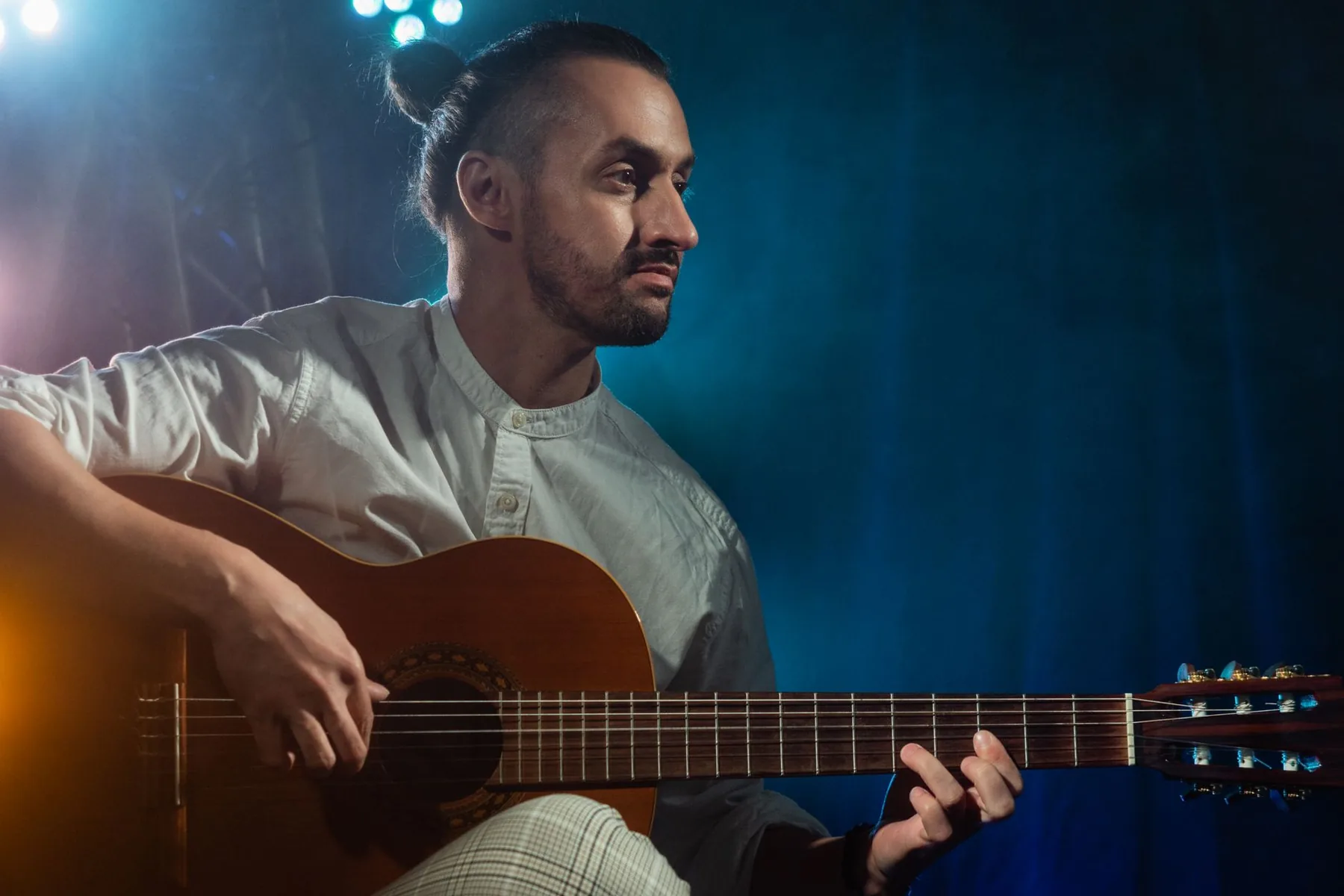 Auteur-compositeur interprétant une chanson acoustique Auteur-compositeur interprétant une chanson acoustique