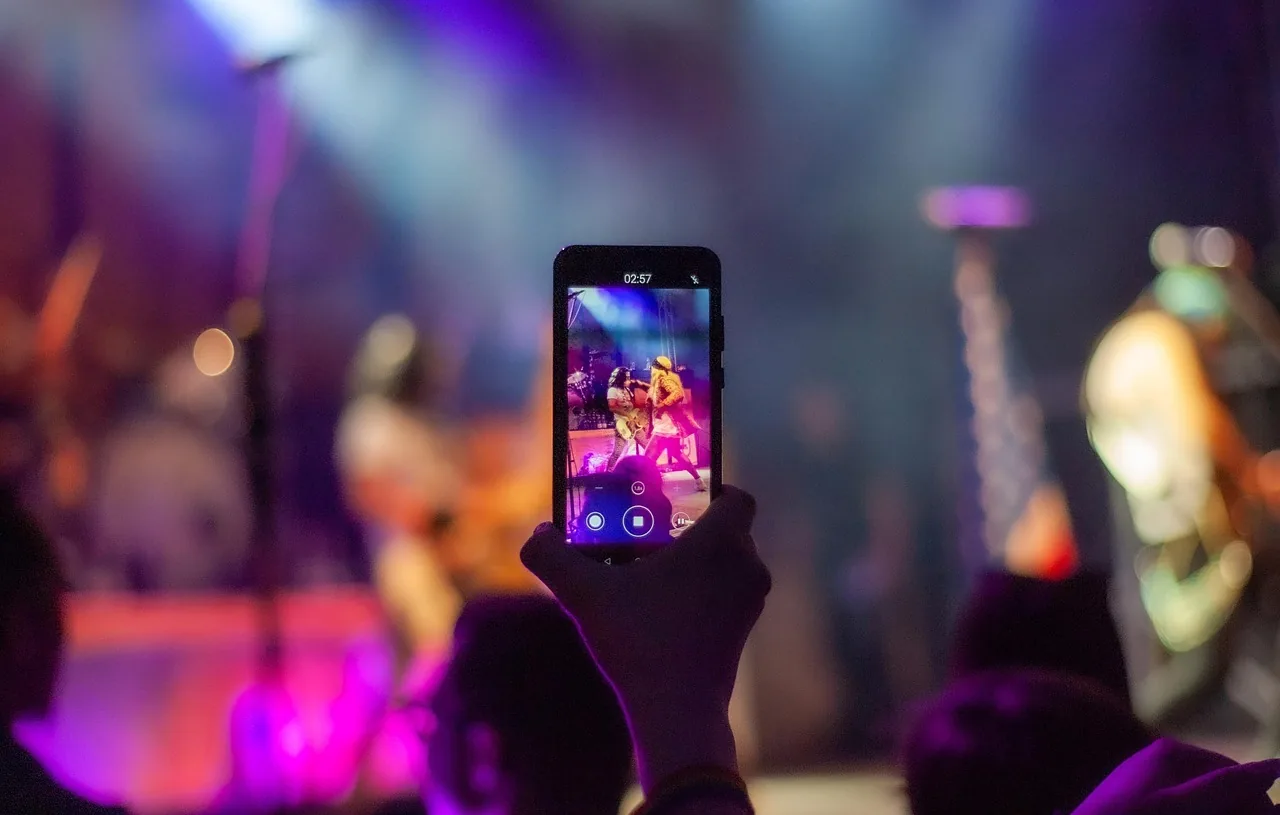 Concert filmé en direct sur smartphone Concert filmé en direct sur smartphone