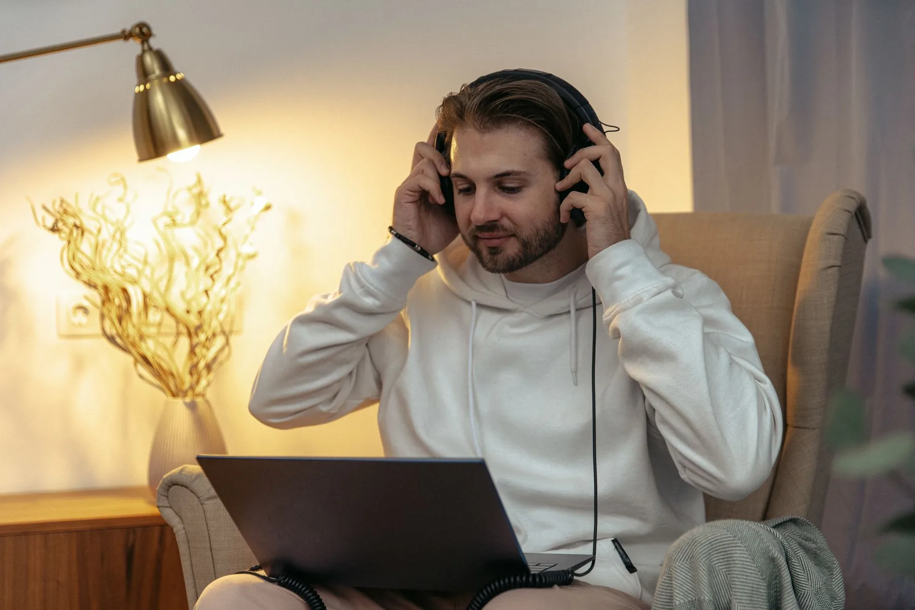 Listening to music with headphones on a computer Listening to music with headphones on a computer