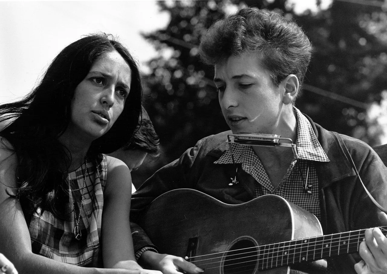 Bob Dylan playing guitar Bob Dylan playing guitar