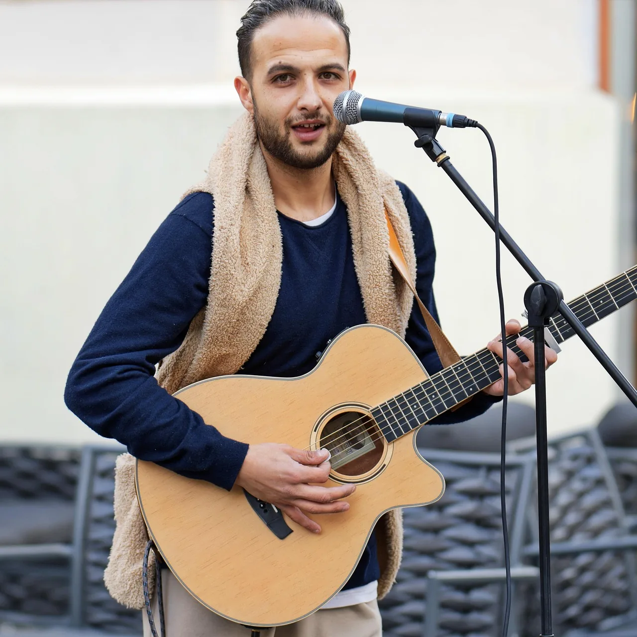 Chanteur folk jouant de la guitare Chanteur folk jouant de la guitare