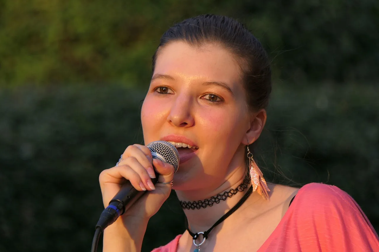 Chanteuse folk devant un microphone Chanteuse folk devant un microphone