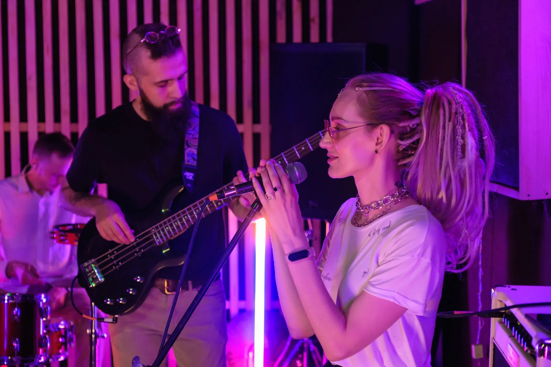 Chanteuse et guitariste sur scène Chanteuse et guitariste sur scène