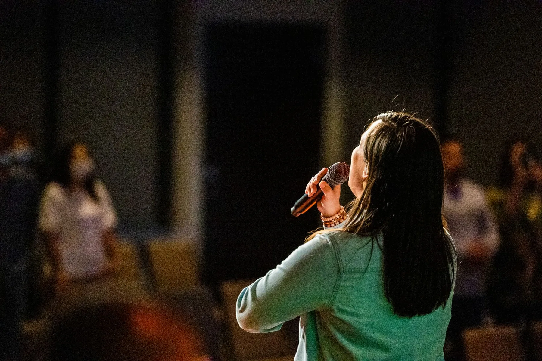 Chanteuse folk lors d’un concert intimiste Chanteuse folk lors d’un concert intimiste