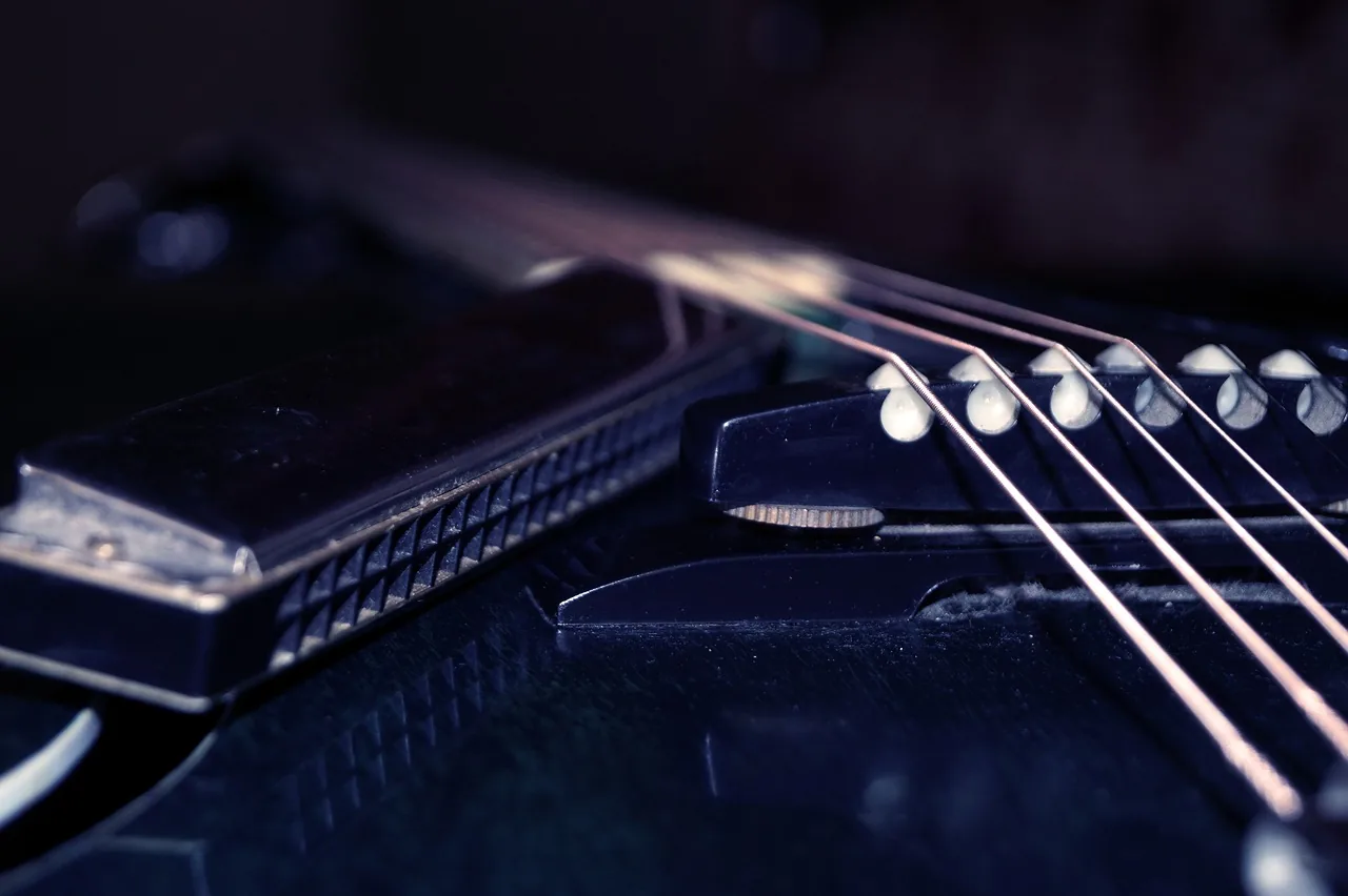 Guitare électrique et harmonica en gros plan