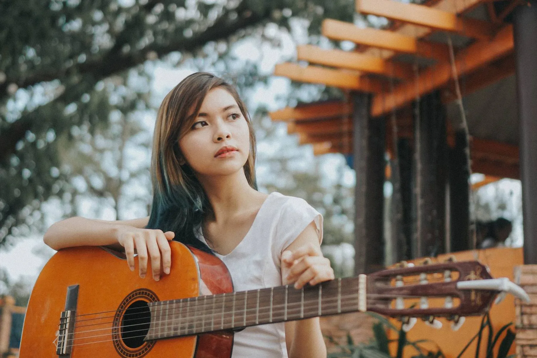 Jeune musicienne avec guitare acoustique