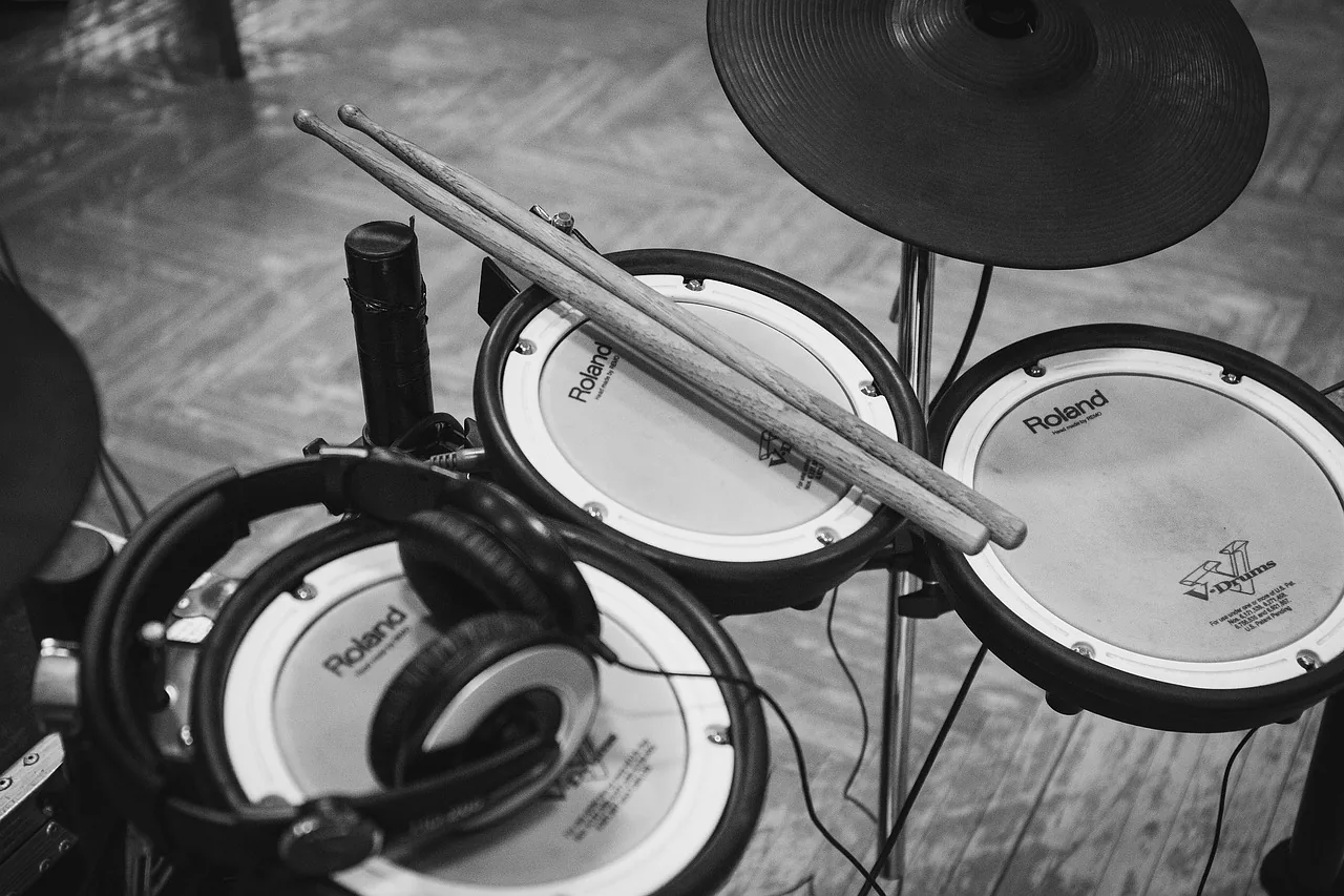Roland electronic drum kit with drumsticks Roland electronic drum kit with drumsticks