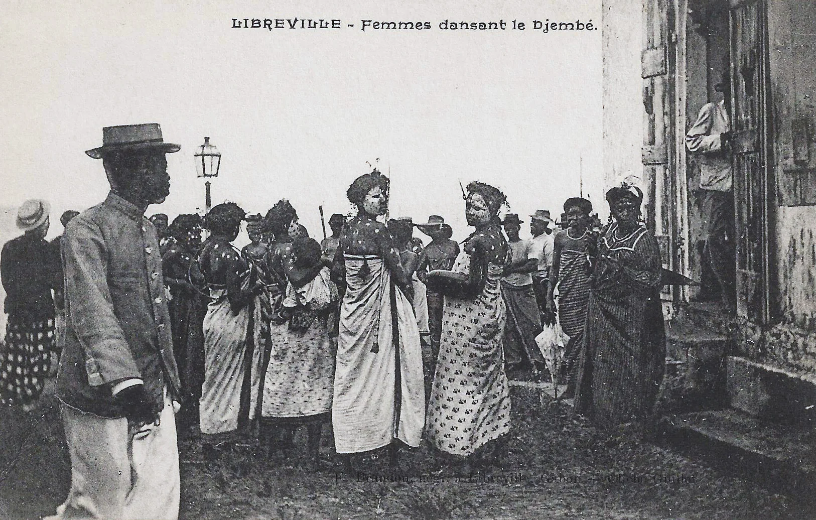 Femmes dansant au rythme du djembé Femmes dansant au rythme du djembé
